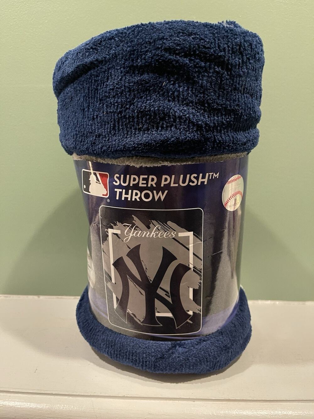 New York Yankees 46" by 60" Plush Dimensional Micro Raschel Throw Blanket - MLB